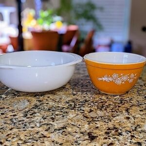 Pyrex Round Mixing Bowls in White and Gold Ovenware